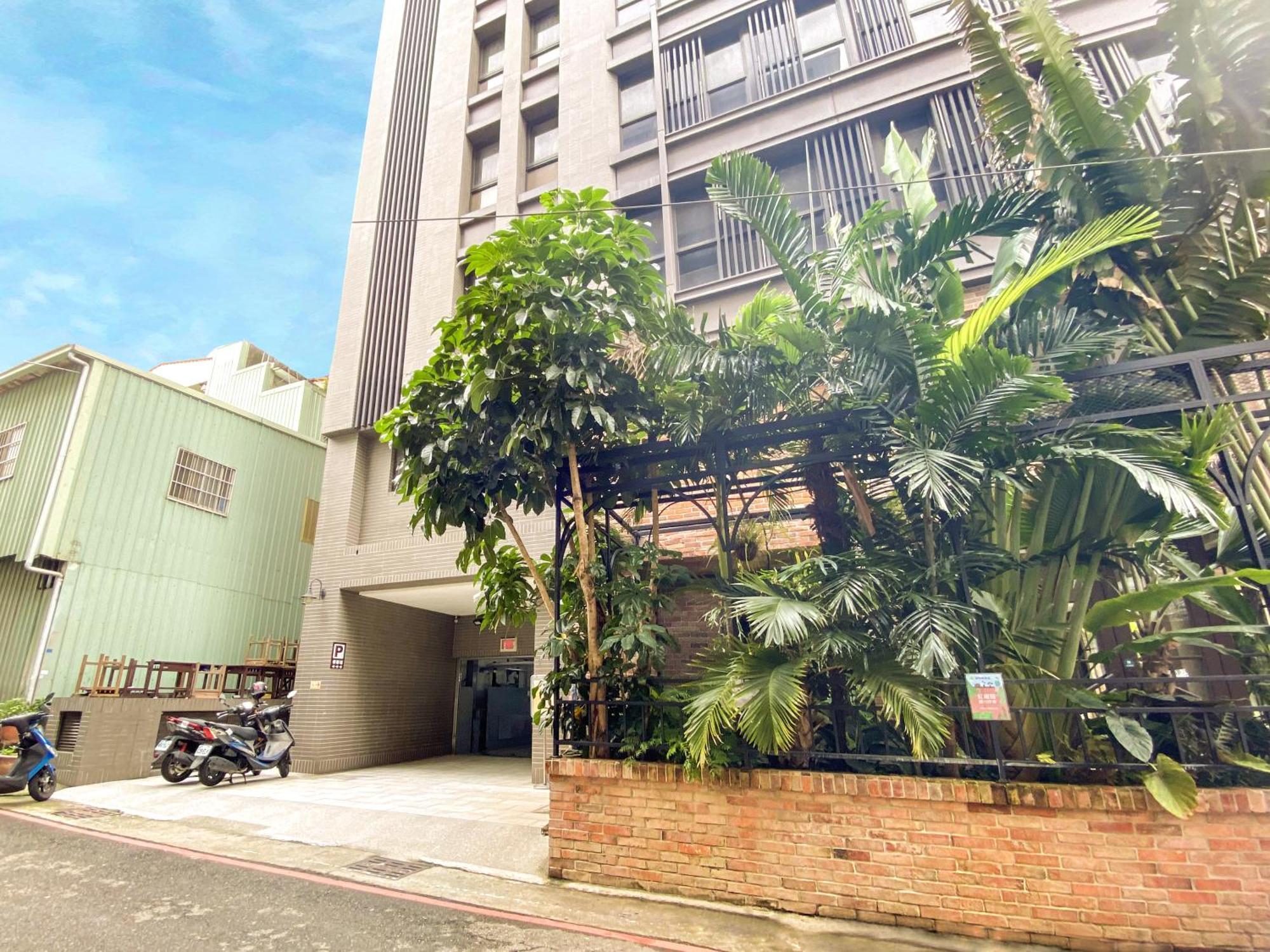 Central Land Hotel Đài Trung Ngoại thất bức ảnh